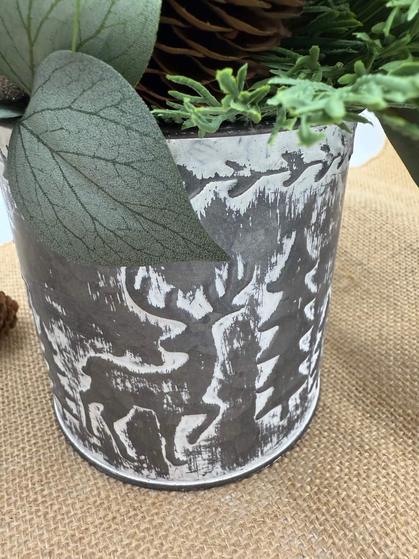 Decorative tin-vase with deer pattern and christmas tree, metal silverlike with white finishes